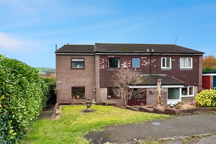 4 Bedroom Semi Detached House For Sale In Tenfoot Close, Glossop, SK13