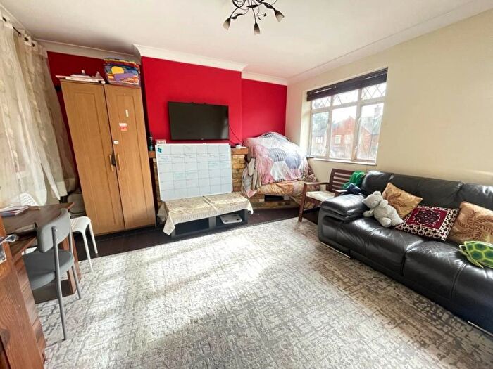 2 Bedroom Maisonette To Rent In Beechwood Avenue, Uxbridge, UB8