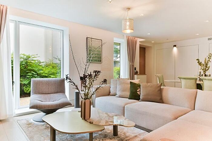 3 Bedroom Flat To Rent In Park Crescent, Marylebone, W1B