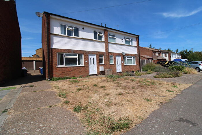 3 Bedroom Semi-Detached House For Sale In Lower Crescent, Stanford-le-hope, SS17