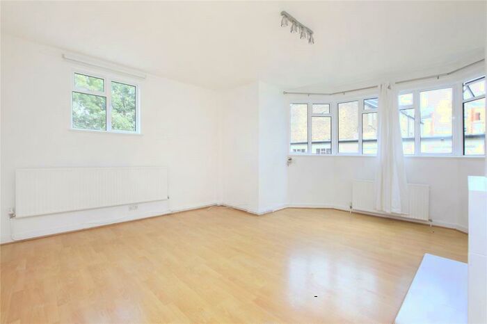 2 Bedroom Flat To Rent In Thurleigh Court, Clapham South, London, SW12