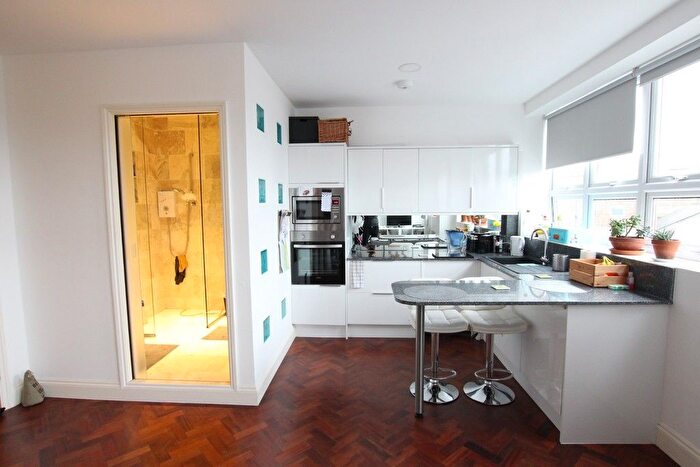 Studio To Rent In Vale Road, London, N4