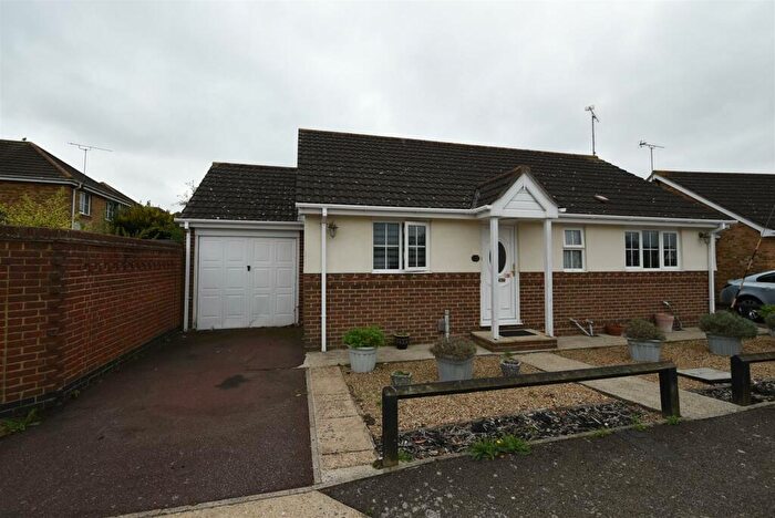 2 Bedroom Detached Bungalow For Sale In Essex Close, Canvey Island, SS8