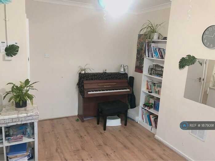 2 Bedroom Maisonette To Rent In Broadsland Road, Southampton, SO17