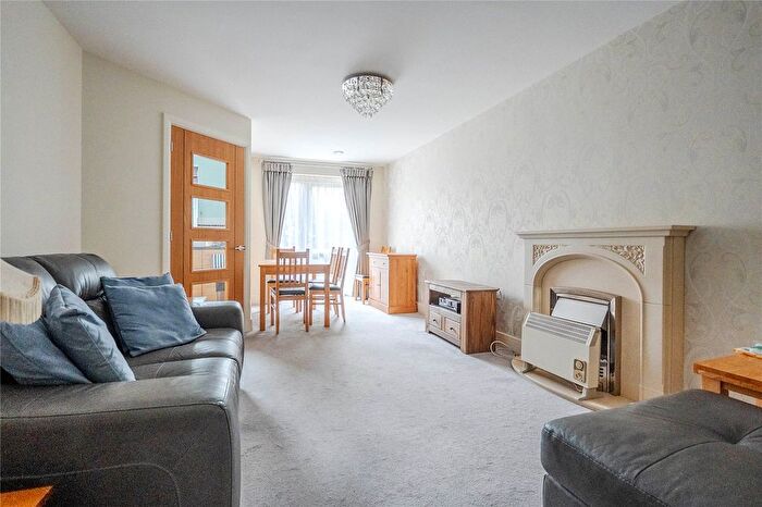 2 Bedroom Flat For Sale In Elliot Court, High Street North, Dustable, LU6