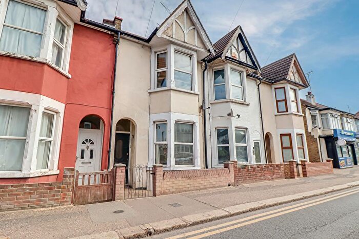 3 Bedroom Terraced House For Sale In Fairfax Drive, Westcliff-on-Sea, SS0