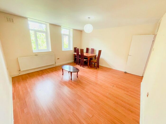 3 Bedroom Flat To Rent In Whiston Road, Haggerston, E2