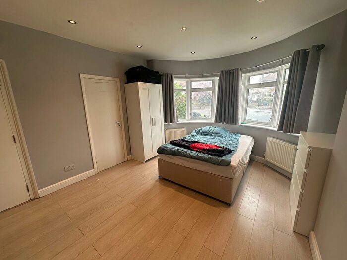 Studio To Rent In Hendon Way, London, NW2