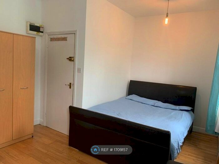 Studio To Rent In Oak Grove, London, NW2