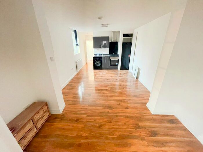 1 Bedroom Flat To Rent In The Broadway, Wood Green, N22