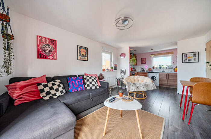 2 Bedroom Flat For Sale In Grove Court, Redhill, Surrey, RH1