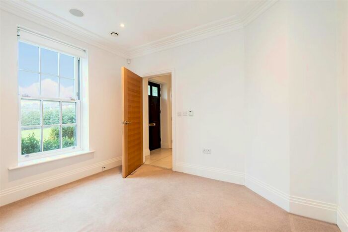 4 Bedroom Semi-Detached House To Rent In Ashridge Close, London, N3