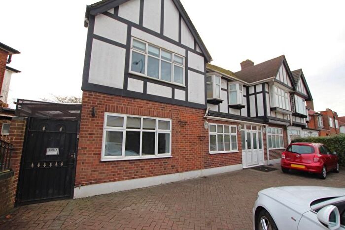 3 Bedroom Flat To Rent In Kenton Road, Kenton, HA3