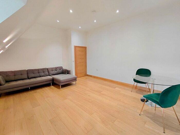 2 Bedroom Flat To Rent In Beechcroft Avenue, Golders Green, London, NW11