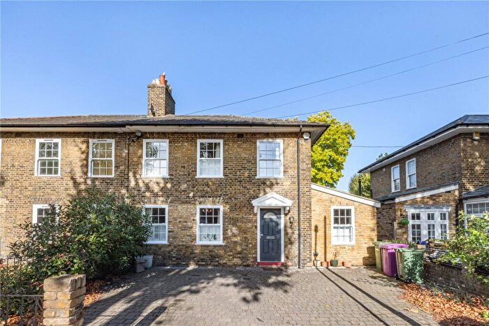 3 Bedroom Semi-Detached House To Rent In Macquarie Way, London, E14