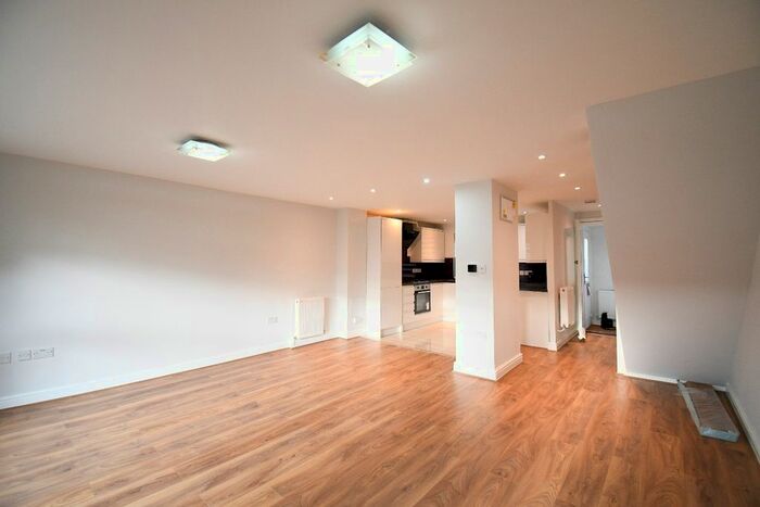 2 Bedroom Terraced House To Rent In L\Imes Avenue, Chigwell, Essex, IG7