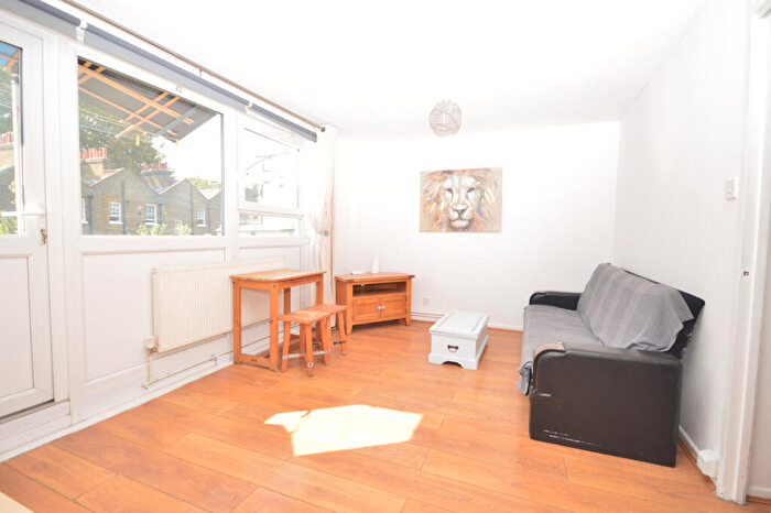 3 Bedroom Maisonette To Rent In Lipton Road, Tower Hamlets, E1