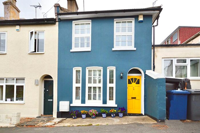 2 Bedroom End Of Terrace House For Sale In Summers Row, London, N12