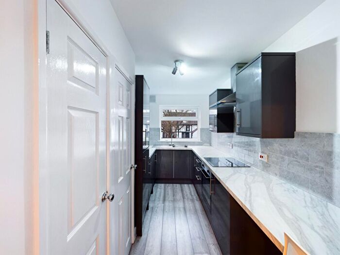 2 Bedroom Flat To Rent In Tithe Court, Slough, SL3