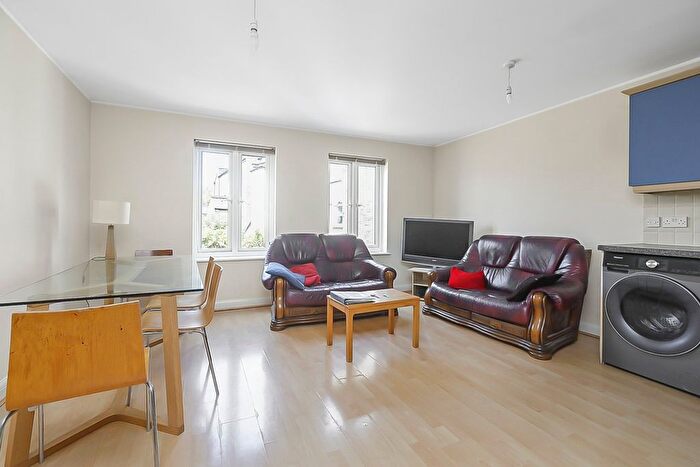 2 Bedroom Flat To Rent In - Macleod Street, London, SE17