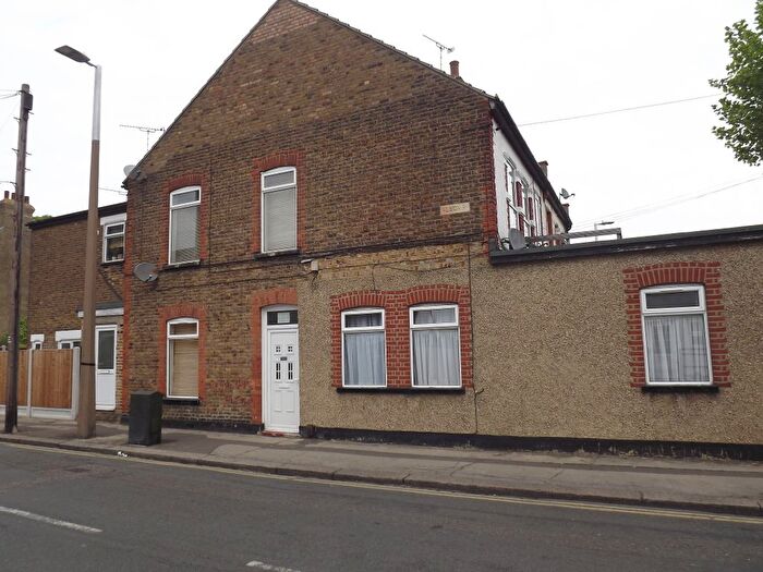 3 Bedroom Flat To Rent In Hamlet Court Road, Westcliff On Sea, SS0