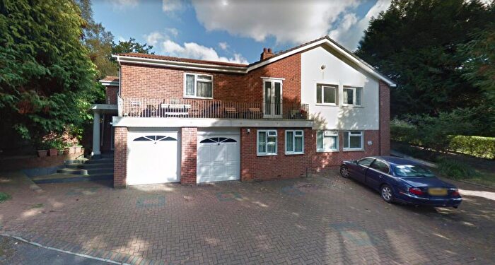 3 Bedroom Flat To Rent In Northwood Close - The Main House, SO16