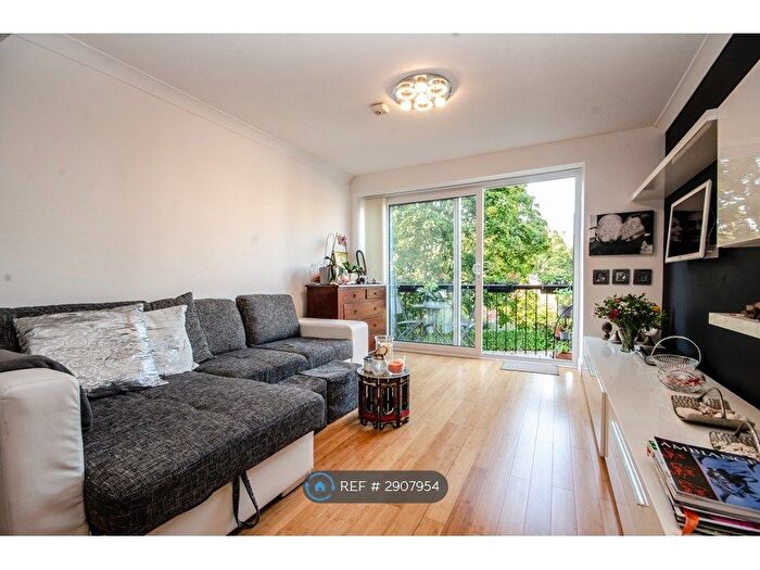 3 Bedroom Flat To Rent In Birch House, Southampton, SO16