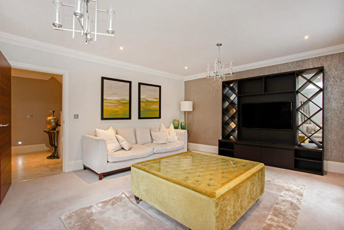 5 Bedroom House To Rent In Bridgewater Road, Weybridge, KT13