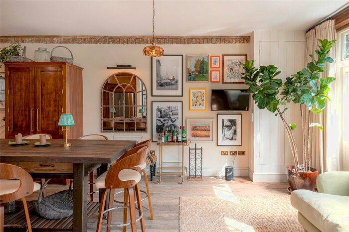 2 Bedroom Mews To Rent In St Lukes Mews, Notting Hill, London, W11