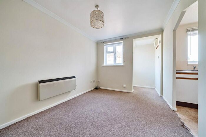 1 Bedroom Flat To Rent In Caernarvon Road, Chichester, PO19
