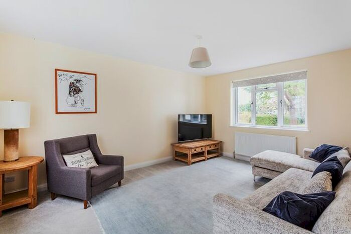 5 Bedroom Detached House To Rent In Ref: Gf - Ridgegate Close, Reigate, RH2