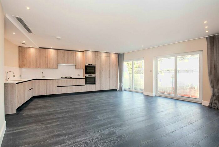 3 Bedroom Apartment To Rent In Woodlands, London, NW11