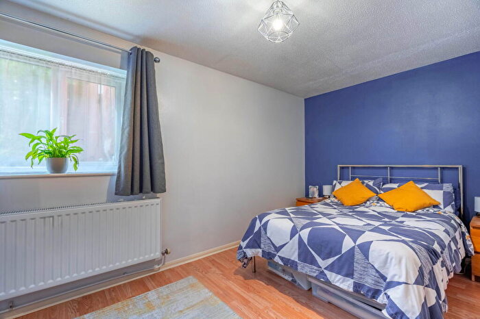 2 Bedroom Apartment For Sale In Taylor Close, St. Albans, AL4
