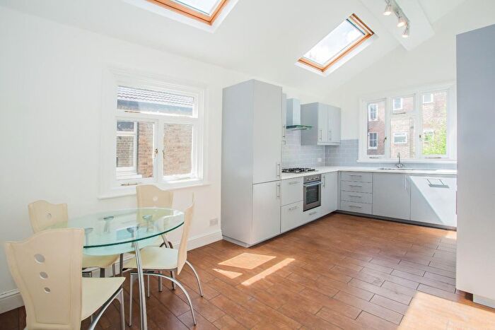 3 Bedroom Flat To Rent In Starfield Road, Shepherds Bush, W12