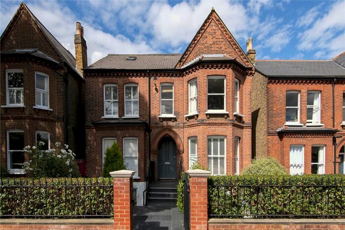 2 Bedroom Flat To Rent In Palace Road, London, SW2