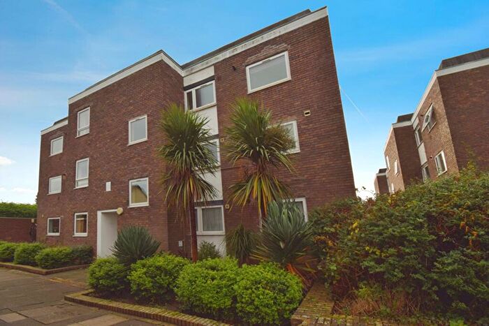2 Bedroom Flat To Rent In Lancelyn Court, Spital, CH63