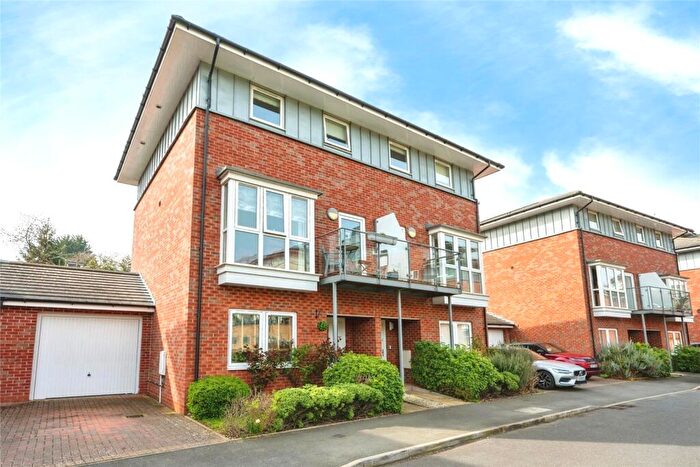 4 Bedroom Semi Detached House For Sale In Kempton Drive, Warwick, Warwickshire, CV34