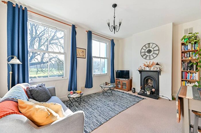 1 Bedroom Flat For Sale In Hampton Hill, Hampton, TW12