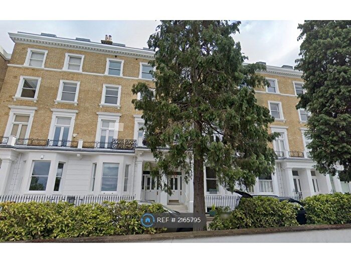 3 Bedroom Flat To Rent In Stuart Court, Richmond Upon Thames, TW10