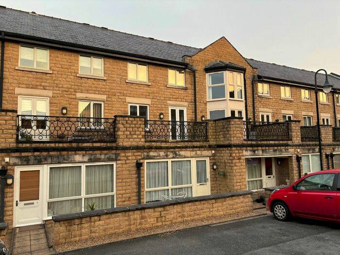 2 Bedroom Flat To Rent In Charlotte Close, Halifax, HX1