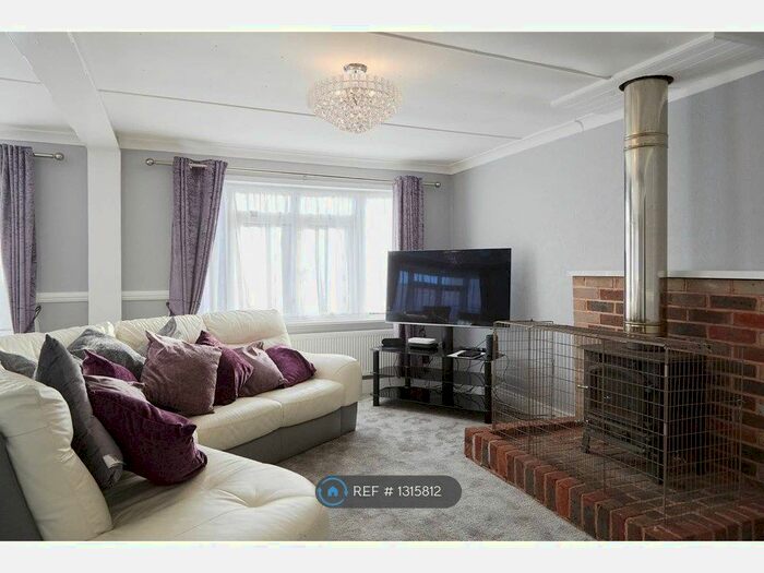 3 Bedroom Bungalow To Rent In Eastbourne Road, Lingfield RH7