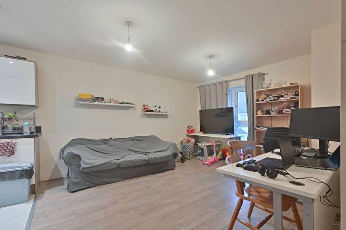 2 Bedroom Flat To Rent In Hagden Lane, Watford, WD18