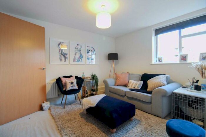 1 Bedroom Flat To Rent In Limerick Close, Balham, SW12