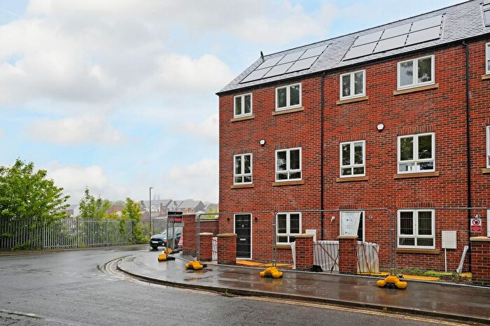 4 Bedroom Town House To Rent In Goytside Road, Chesterfield, S40