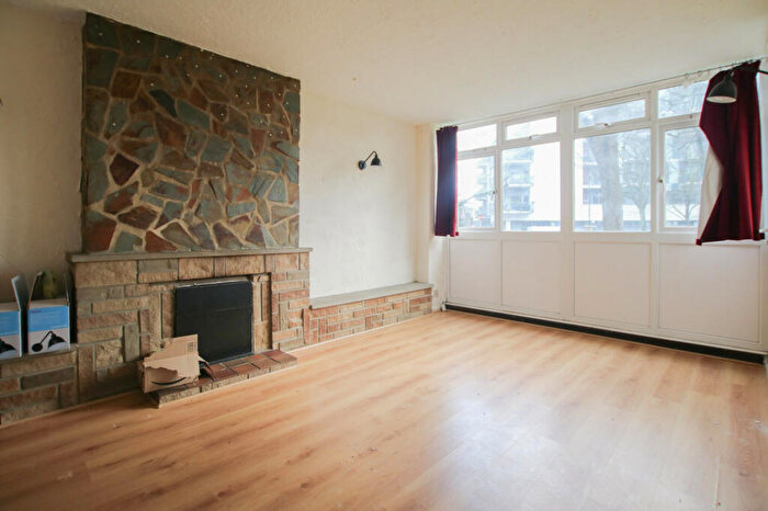 3 Bedroom Flat To Rent In Dickens Estate, London, SE16