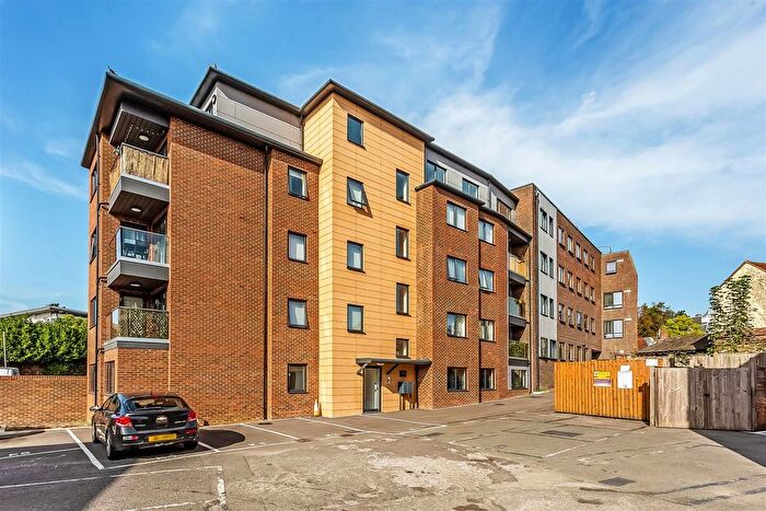 1 Bedroom Flat To Rent In Kelsey Apartments, Leatherhead, KT22