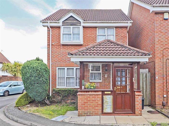 3 Bedroom Detached House For Sale In Dunsmore Close, Hayes, UB4