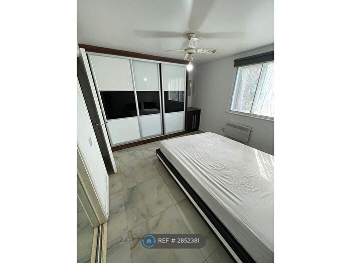 2 Bedroom Flat To Rent In Pickwick Close, Hounslow, TW4