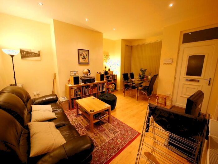 2 Bedroom House To Rent In Knowle RoadBurleyLeeds, LS4