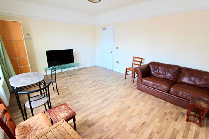 3 Bedroom Flat To Rent In Green Lanes, London, N13